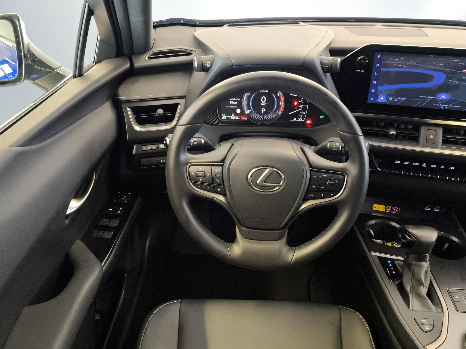 LEXUS UX 250h F-Line-showroom-element-3
