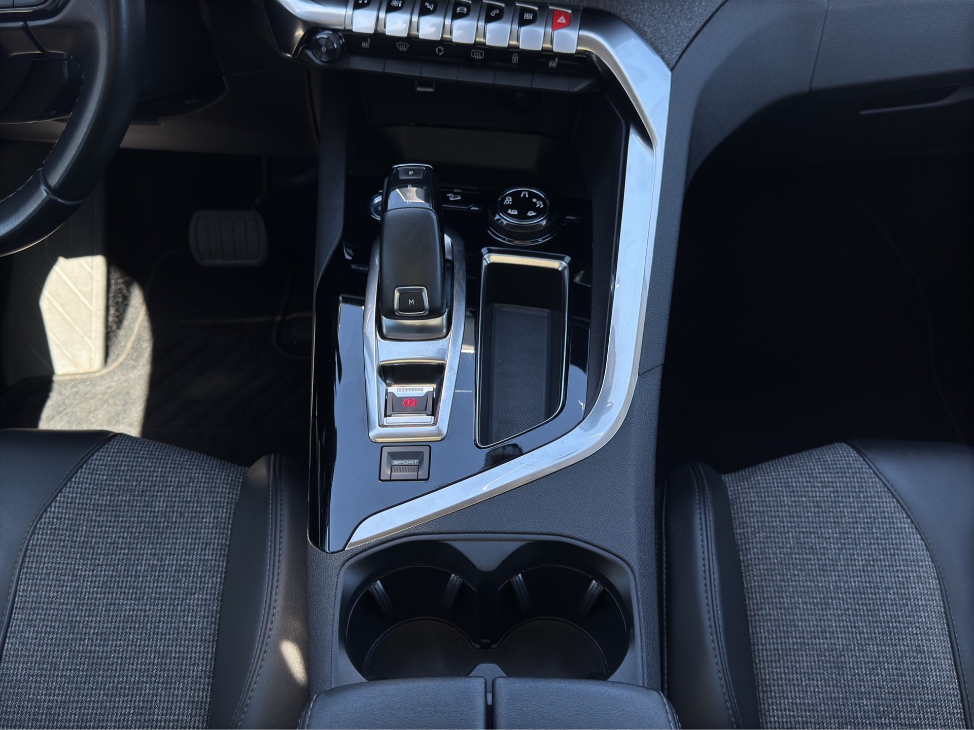 PEUGEOT 3008 1.5 BlueHDi Allure EAT-image-14