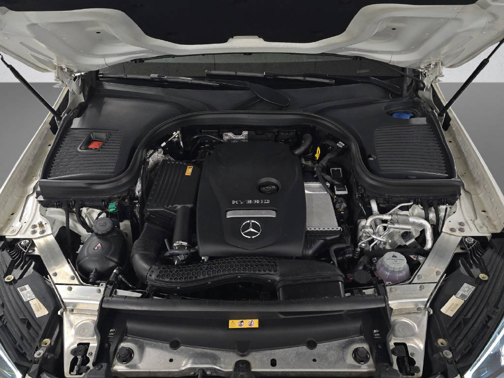 MERCEDES-BENZ GLC 300 e AMG Line 4Matic Coupé-image-8