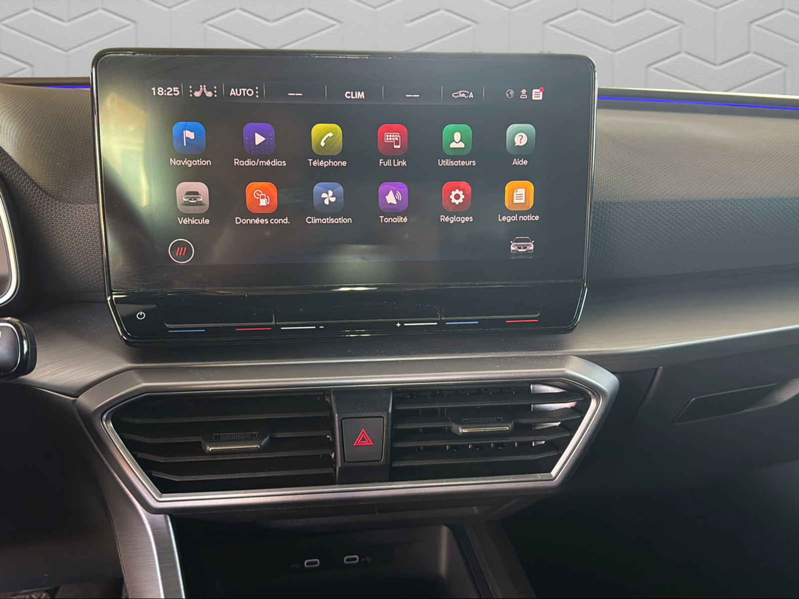 SEAT Leon ST 1.5 eTSI mHEV DSG FR-image-18