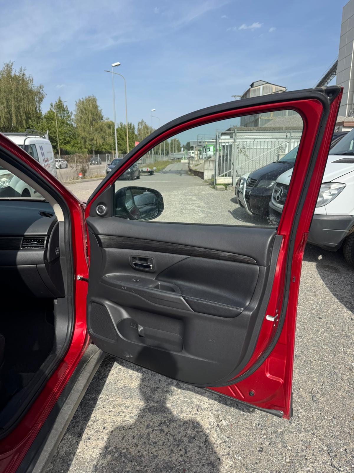 MITSUBISHI Outlander 2.2 DID Diamond 4WD Automatic-image-13