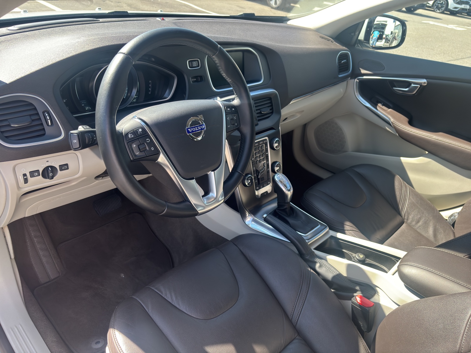 VOLVO V40 1.6 T4 Momentum S/S-image-8