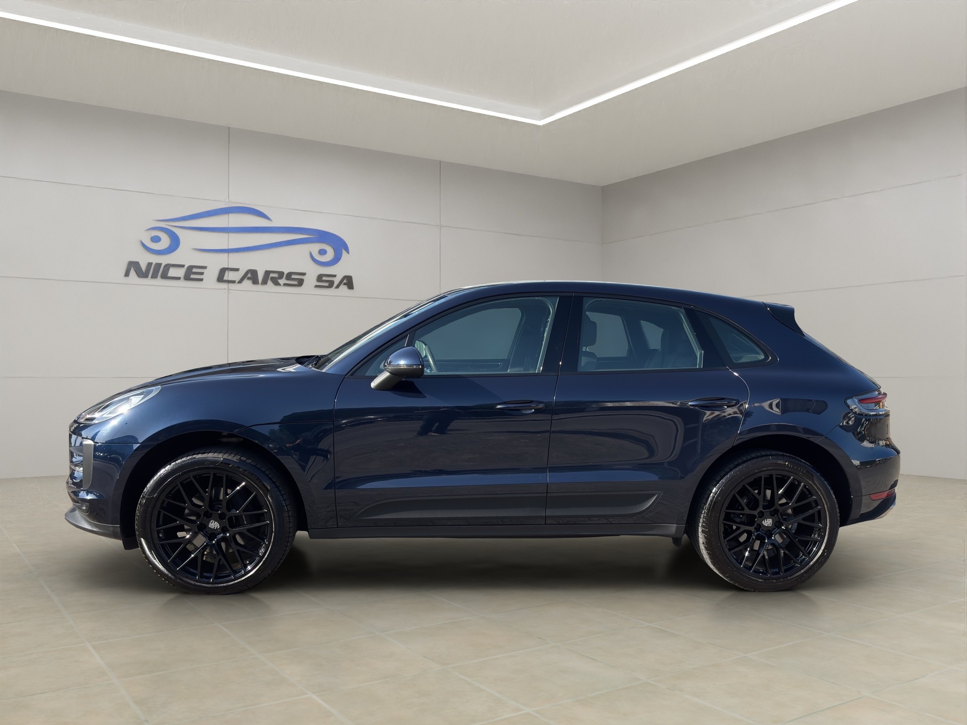 PORSCHE Macan PDK-showroom-element-3