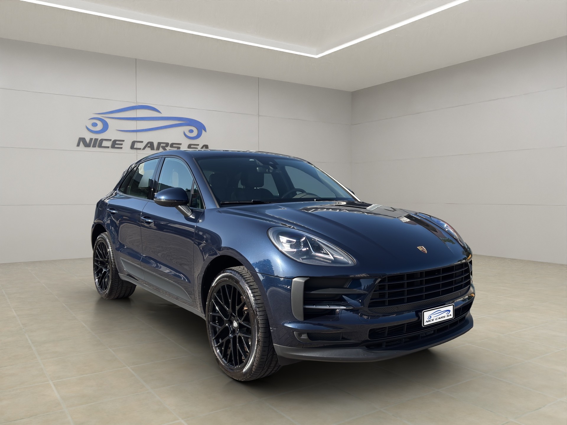 PORSCHE Macan PDK-showroom-element-2
