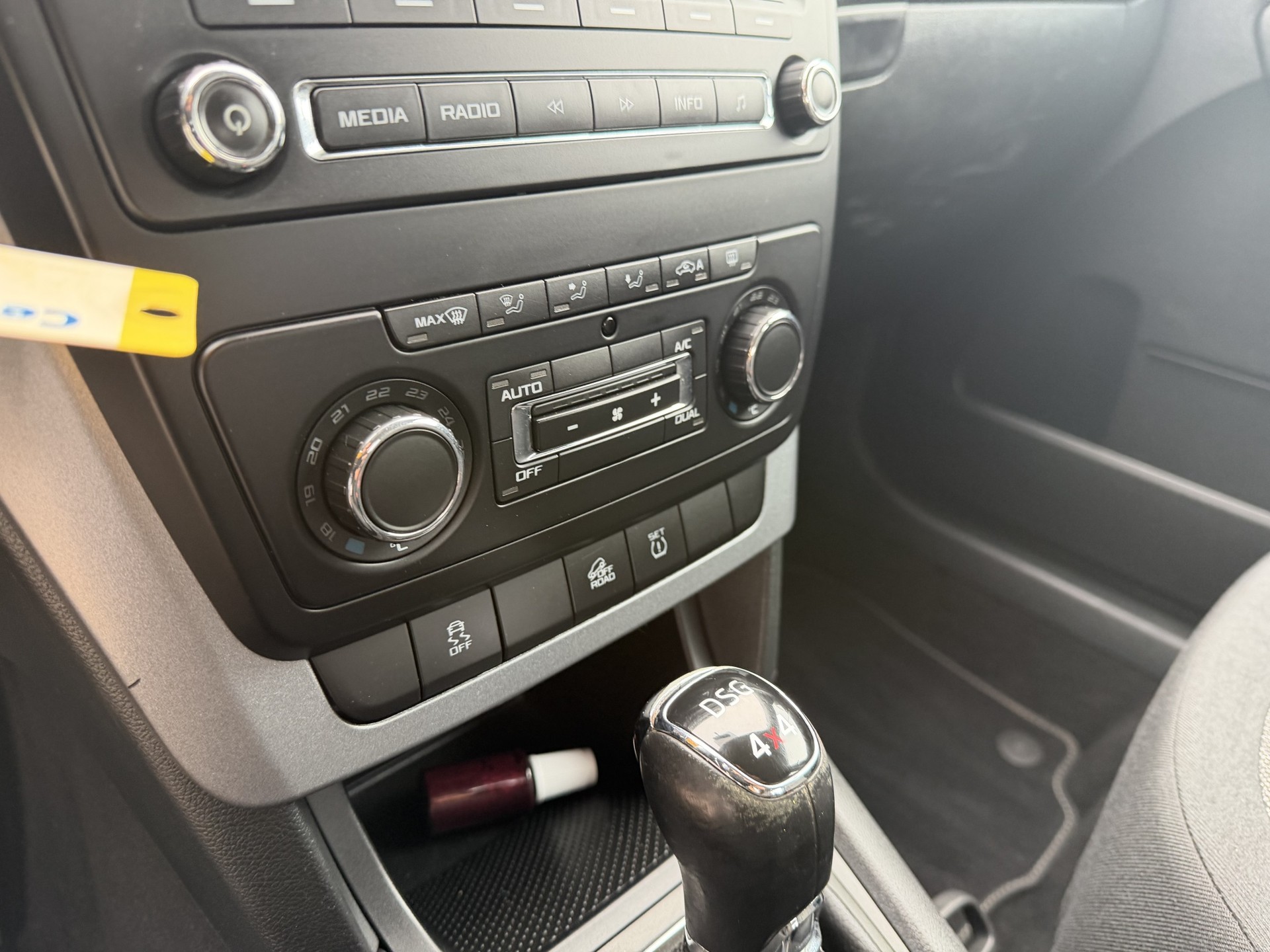 SKODA Yeti 1.8 TSI Active Outdoor 4x4 DSG-image-11
