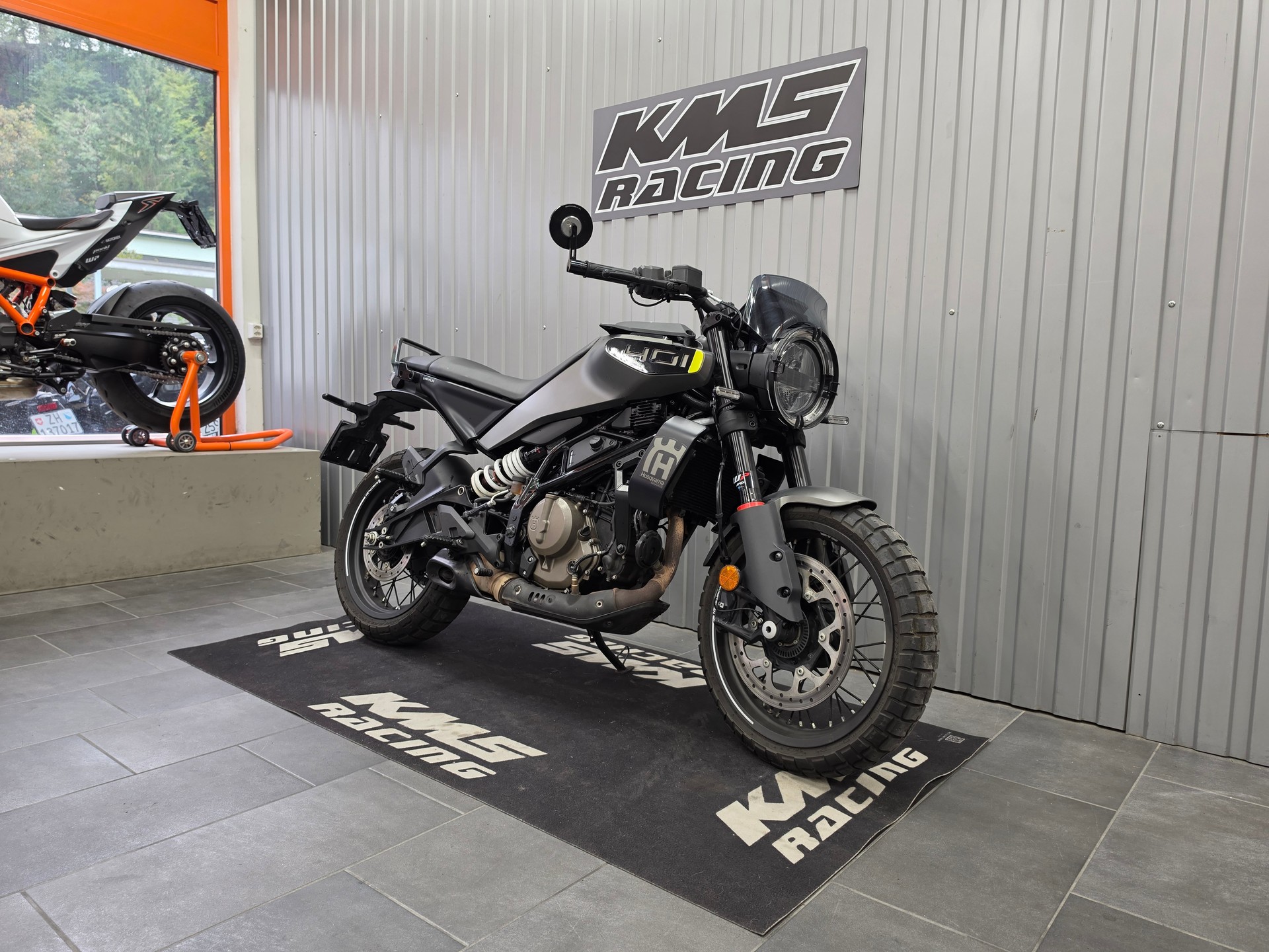 HUSQVARNA Svartpilen 401-image-1