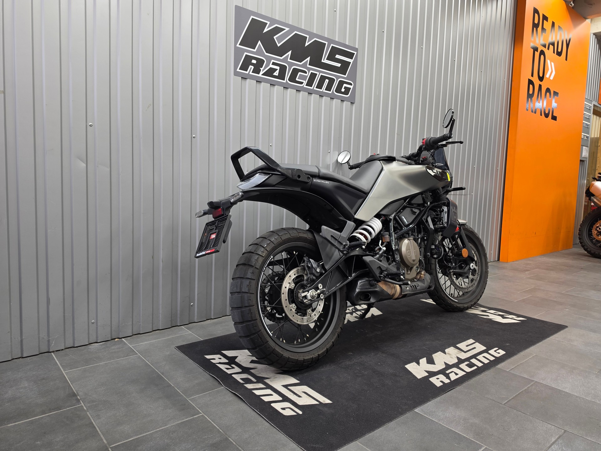 HUSQVARNA Svartpilen 401-image-2