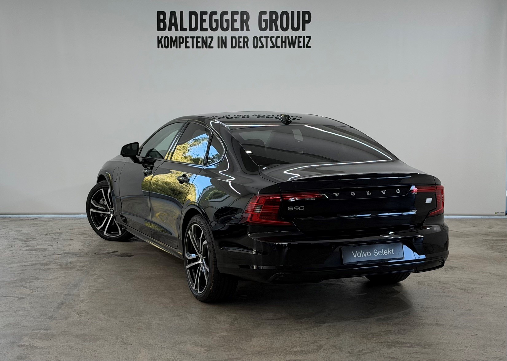 VOLVO S90 2.0 T8 TE Ultimate Dark eA-showroom-element-1