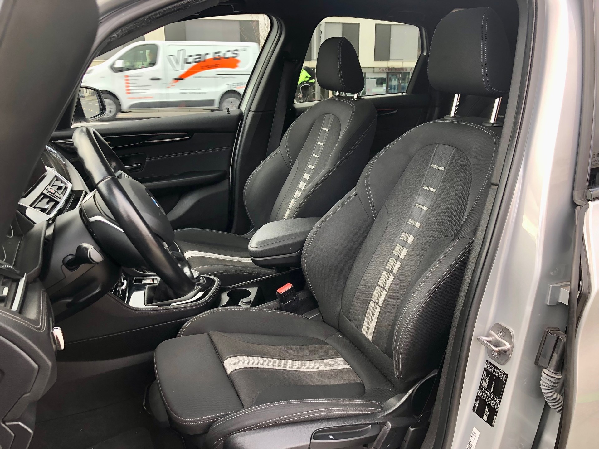 BMW 216d Active Tourer-image-9