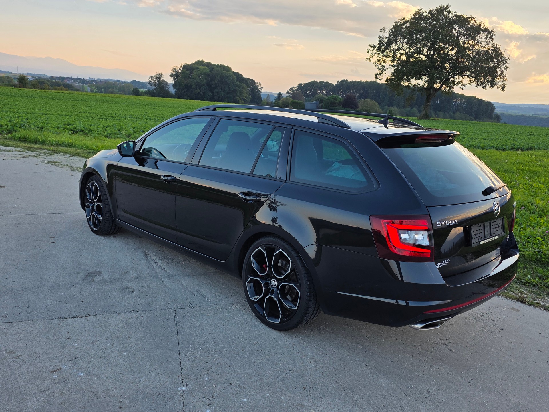 SKODA Octavia Combi 2.0 TSI RS DSG-image-5