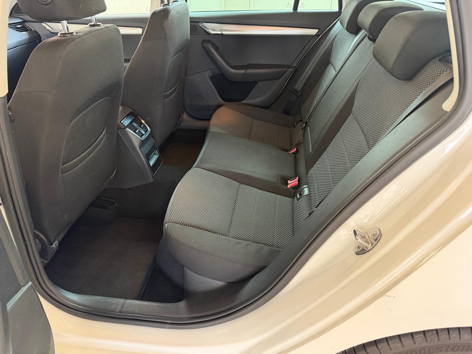 SKODA Octavia Combi 1.4 TSI Fresh-image-9
