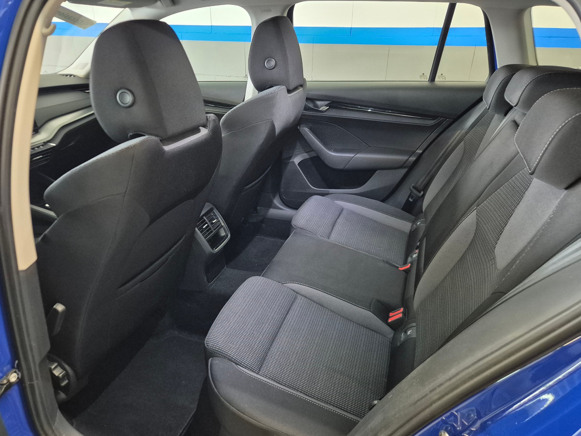 SKODA Octavia Combi 2.0 TDI DSG Ambition-image-13