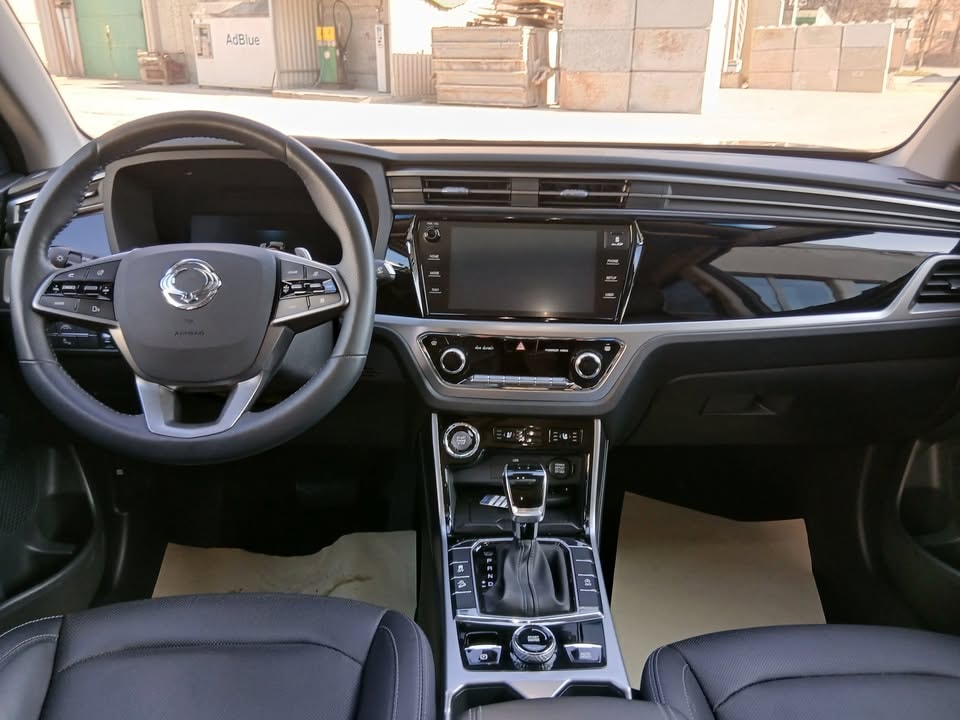 KGM-SsangYong Korando 1.5 T GDI Blackline 4WD Automat-image-3