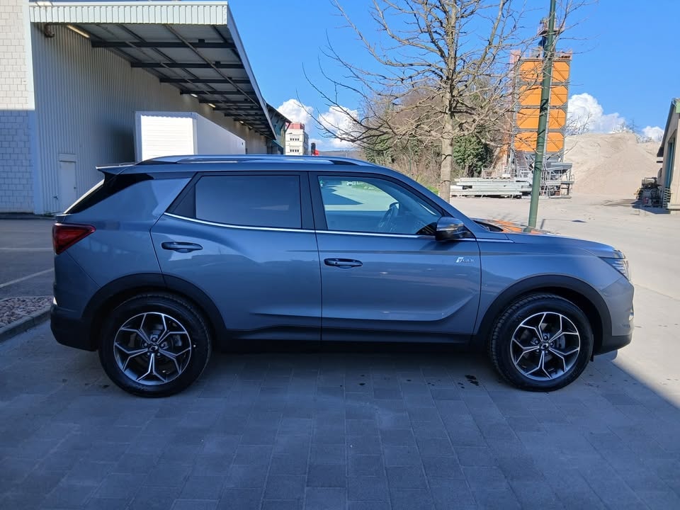 KGM-SsangYong Korando 1.5 T GDI Blackline 4WD Automat-image-4