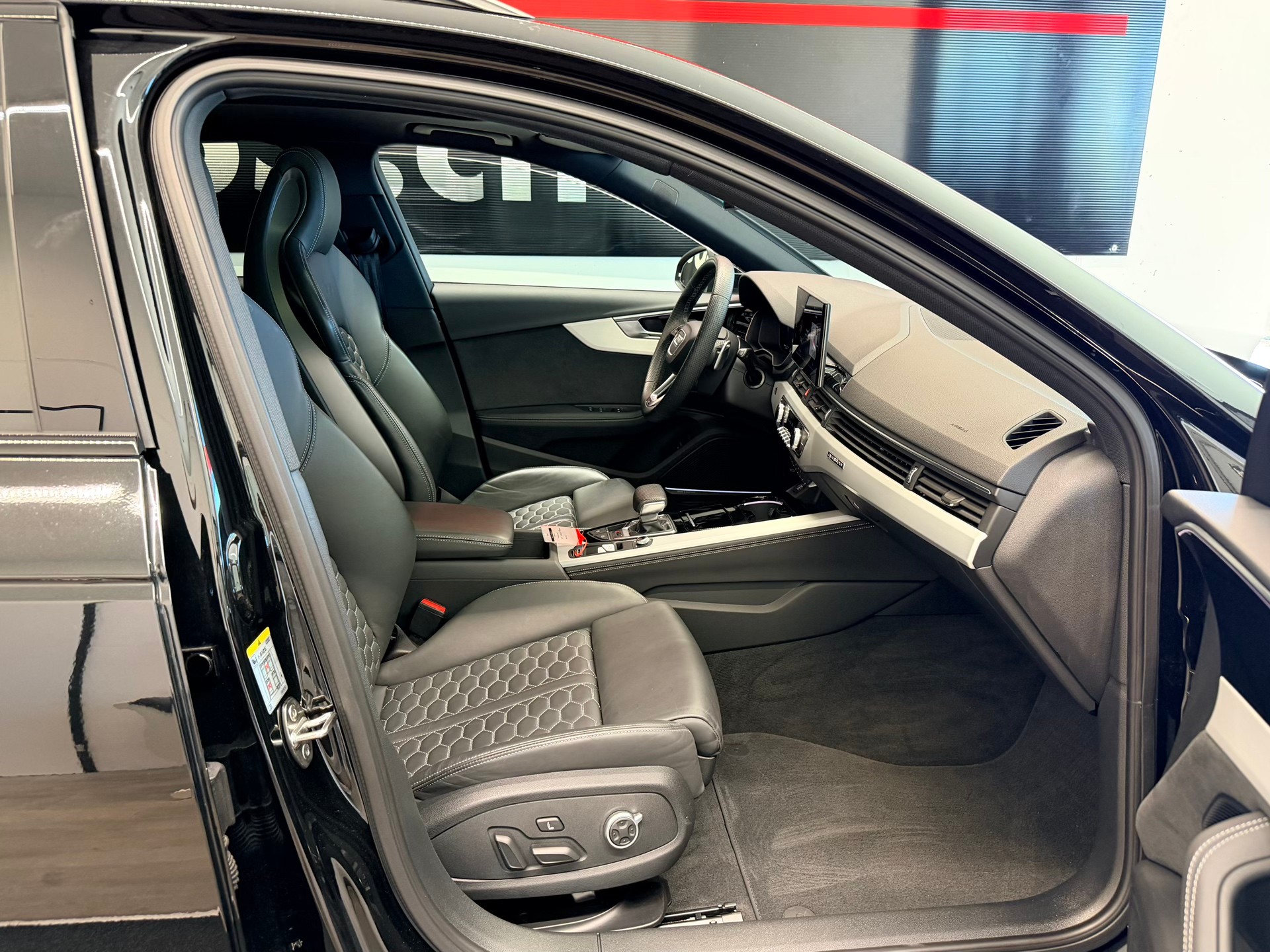 AUDI RS4 Avant quattro tiptronic-image-22