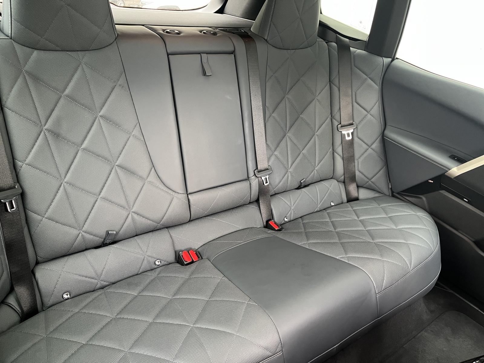 BMW iX xDrive40 Launch Edition (CH)-image-18