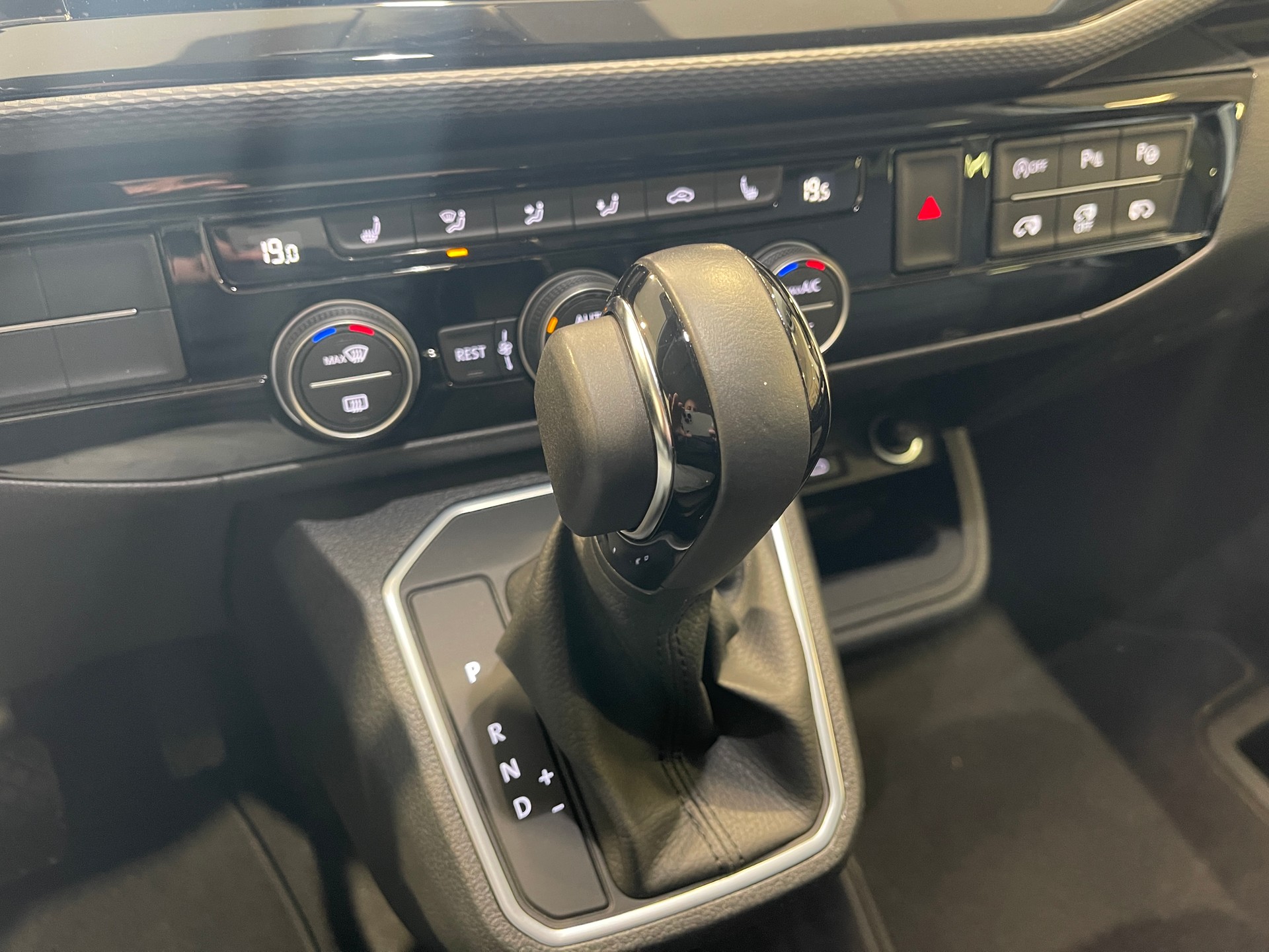 VW T6.1 Multivan 2.0 Bi-TDI Highline 4Motion DSG *BULLI*-image-17