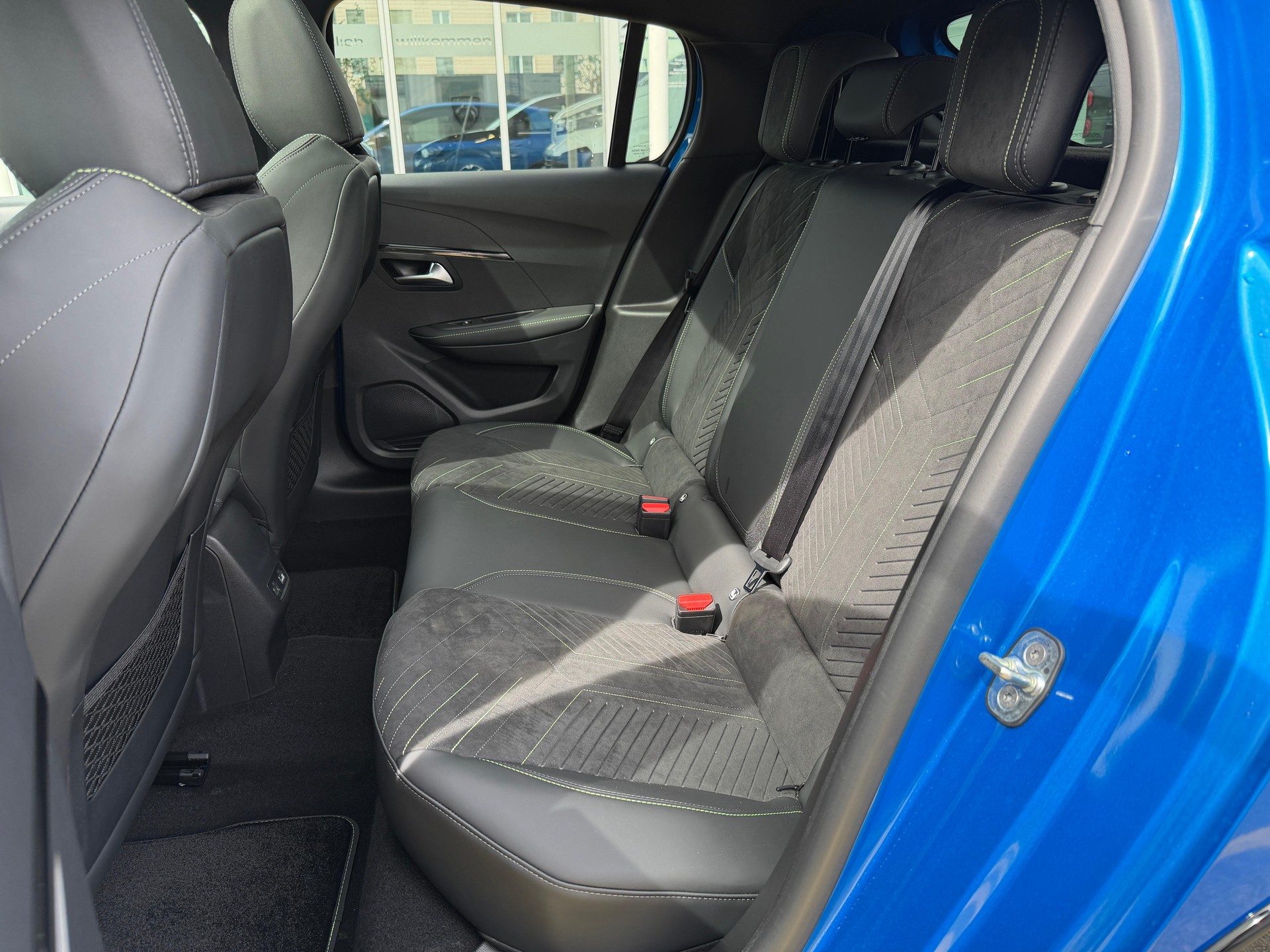 PEUGEOT 208 1.2 Hybrid 145 GT-image-10