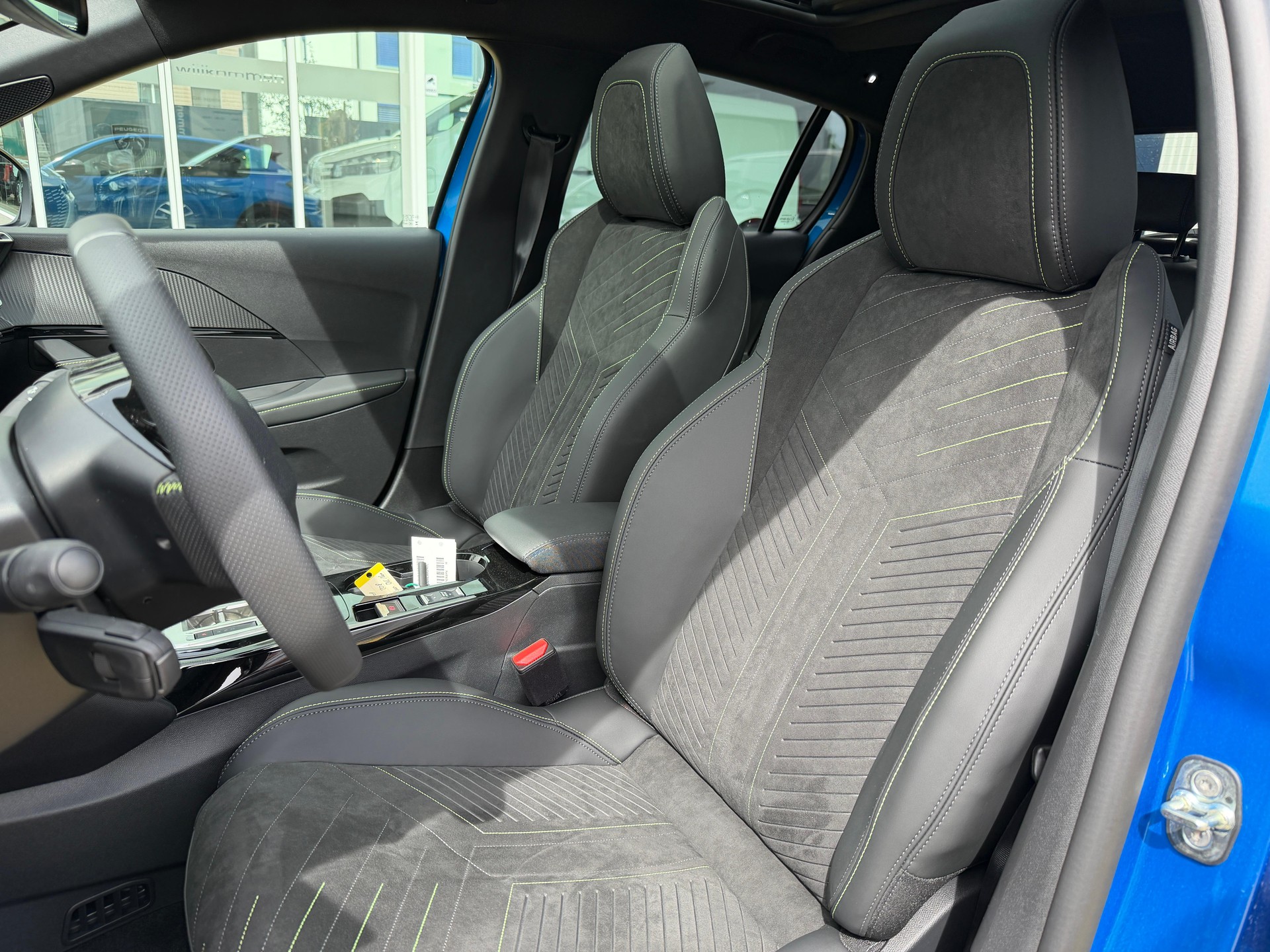 PEUGEOT 208 1.2 Hybrid 145 GT-image-8