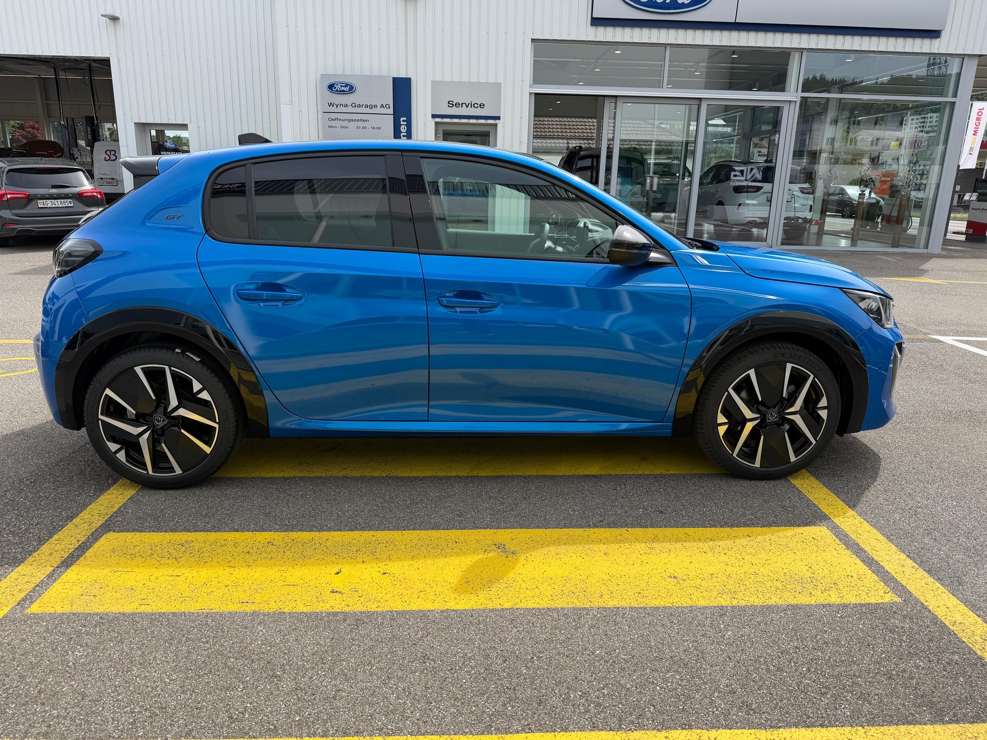 PEUGEOT 208 1.2 Hybrid 145 GT-image-4