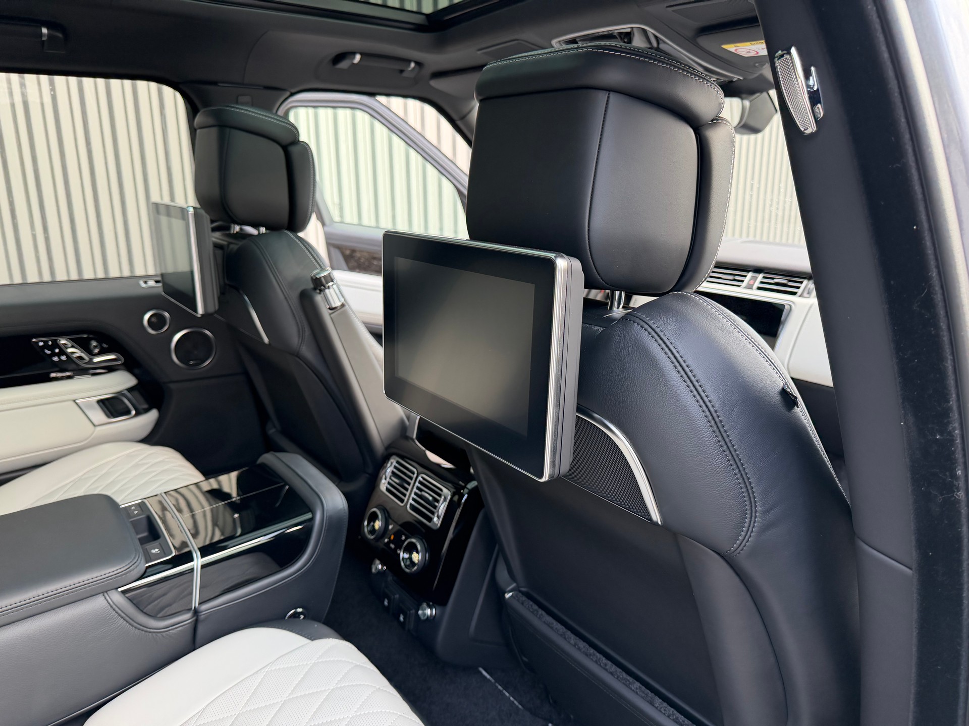 LAND ROVER Range Rover LWB 5.0 V8 S/C SV AB Automatic GARANTIE LAND ROVER 01.05.2027-image-22