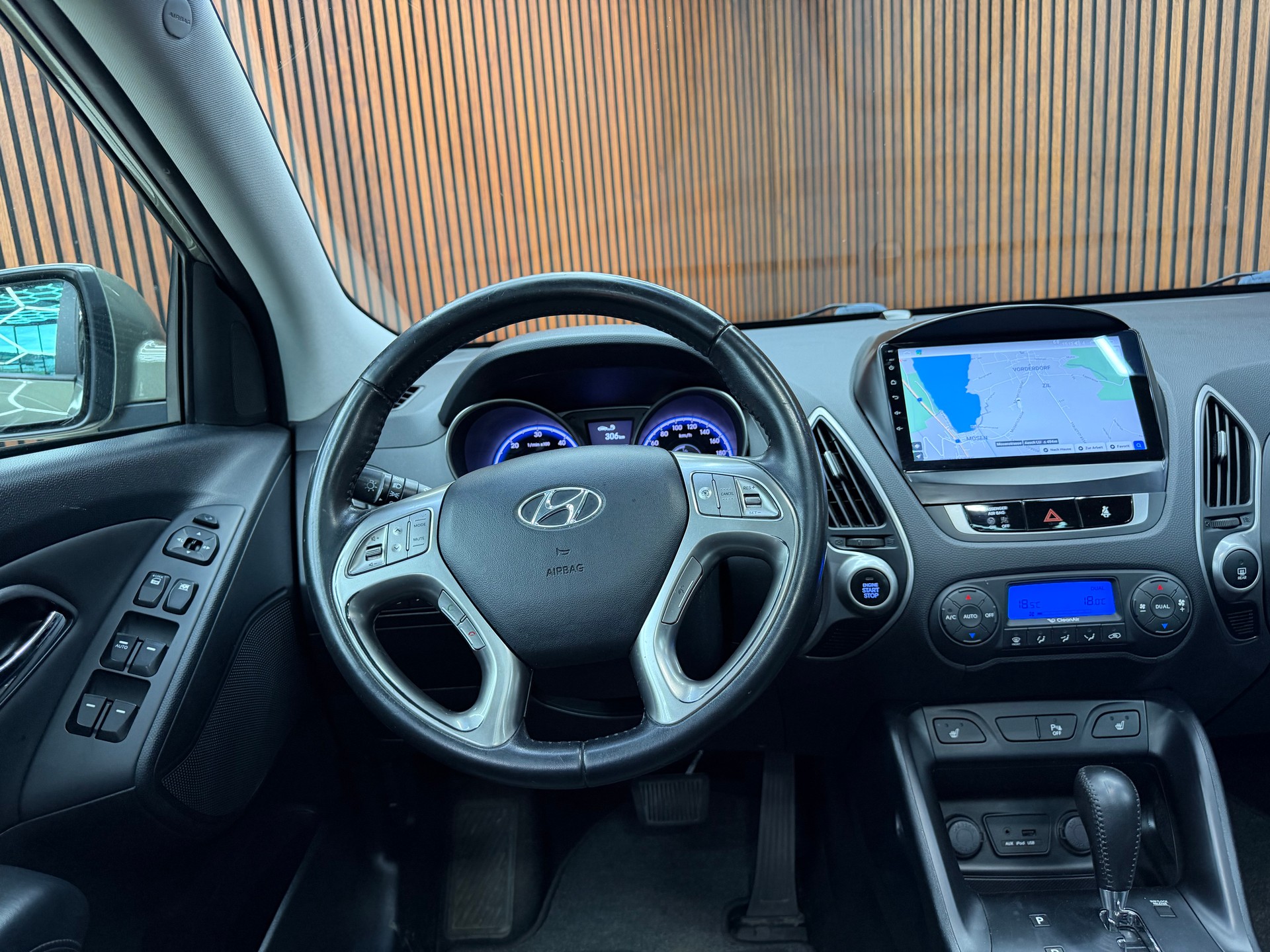 HYUNDAI iX 35 2.0 CRDi Premium 4WD Automatic-image-12