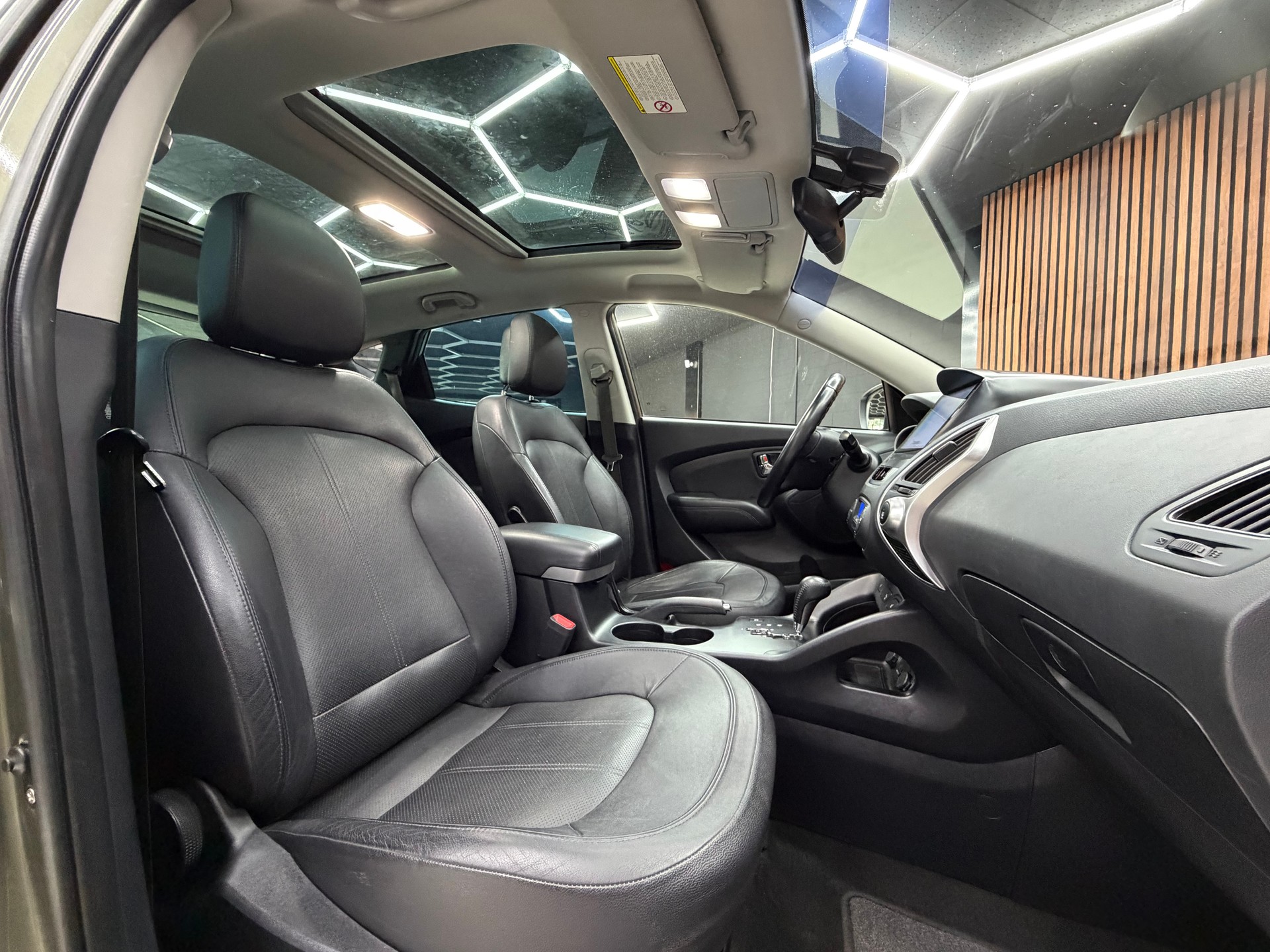 HYUNDAI iX 35 2.0 CRDi Premium 4WD Automatic-image-13