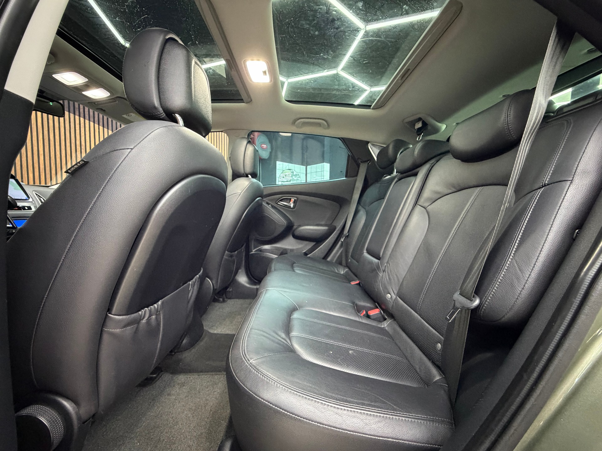 HYUNDAI iX 35 2.0 CRDi Premium 4WD Automatic-image-14