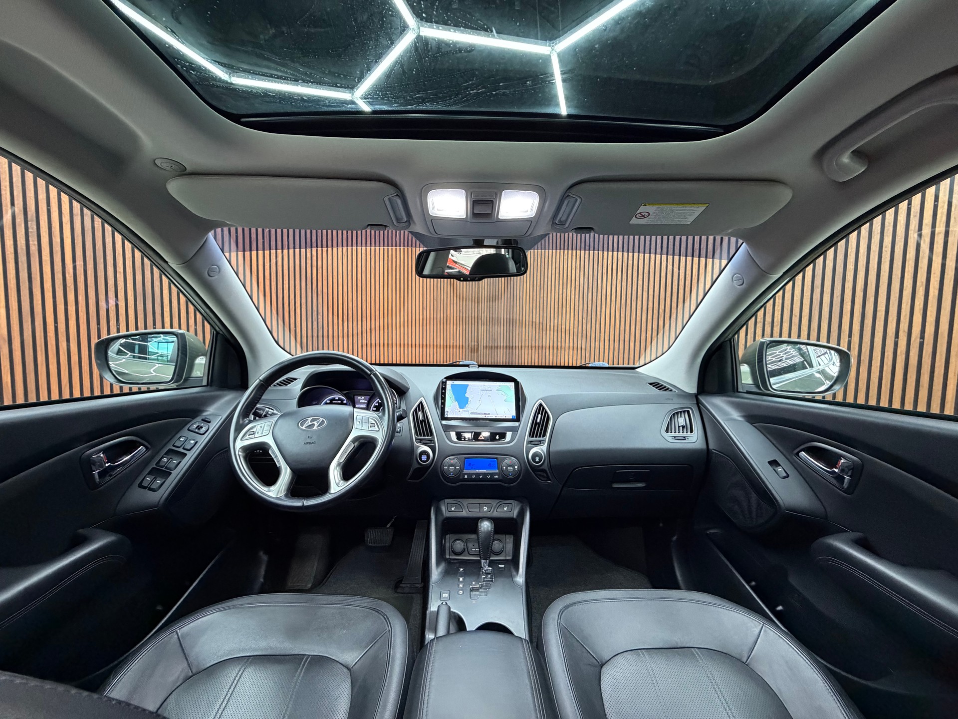 HYUNDAI iX 35 2.0 CRDi Premium 4WD Automatic-image-11