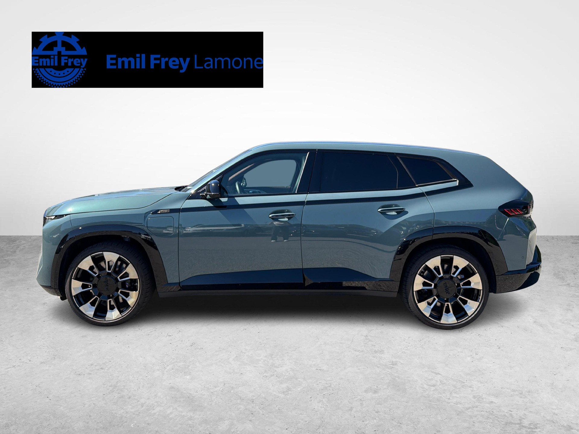 BMW XM Plug-in Hybrid-showroom-element-2