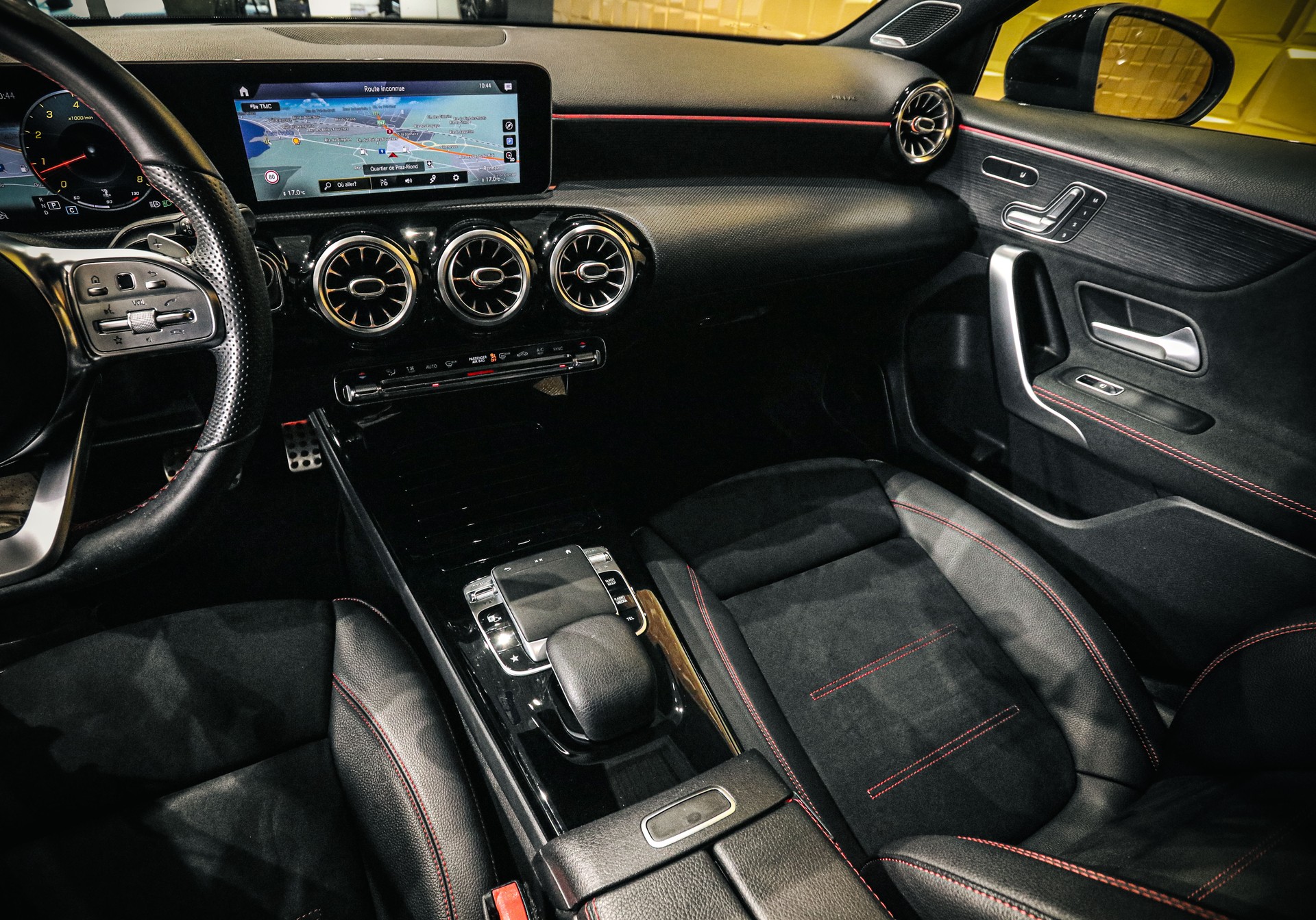 MERCEDES-BENZ A 250 AMG Line 7G-DCT-image-15