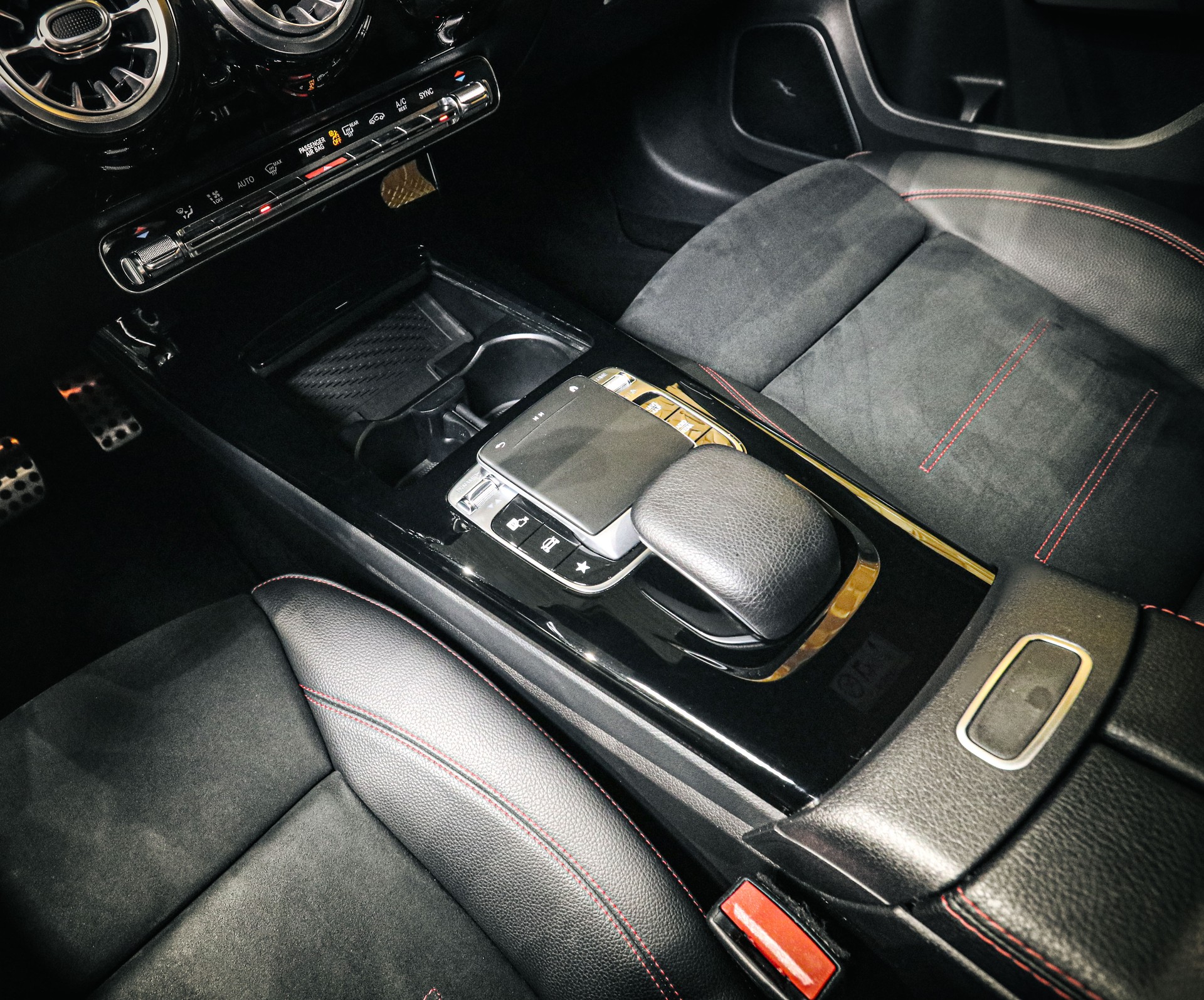 MERCEDES-BENZ A 250 AMG Line 7G-DCT-image-16