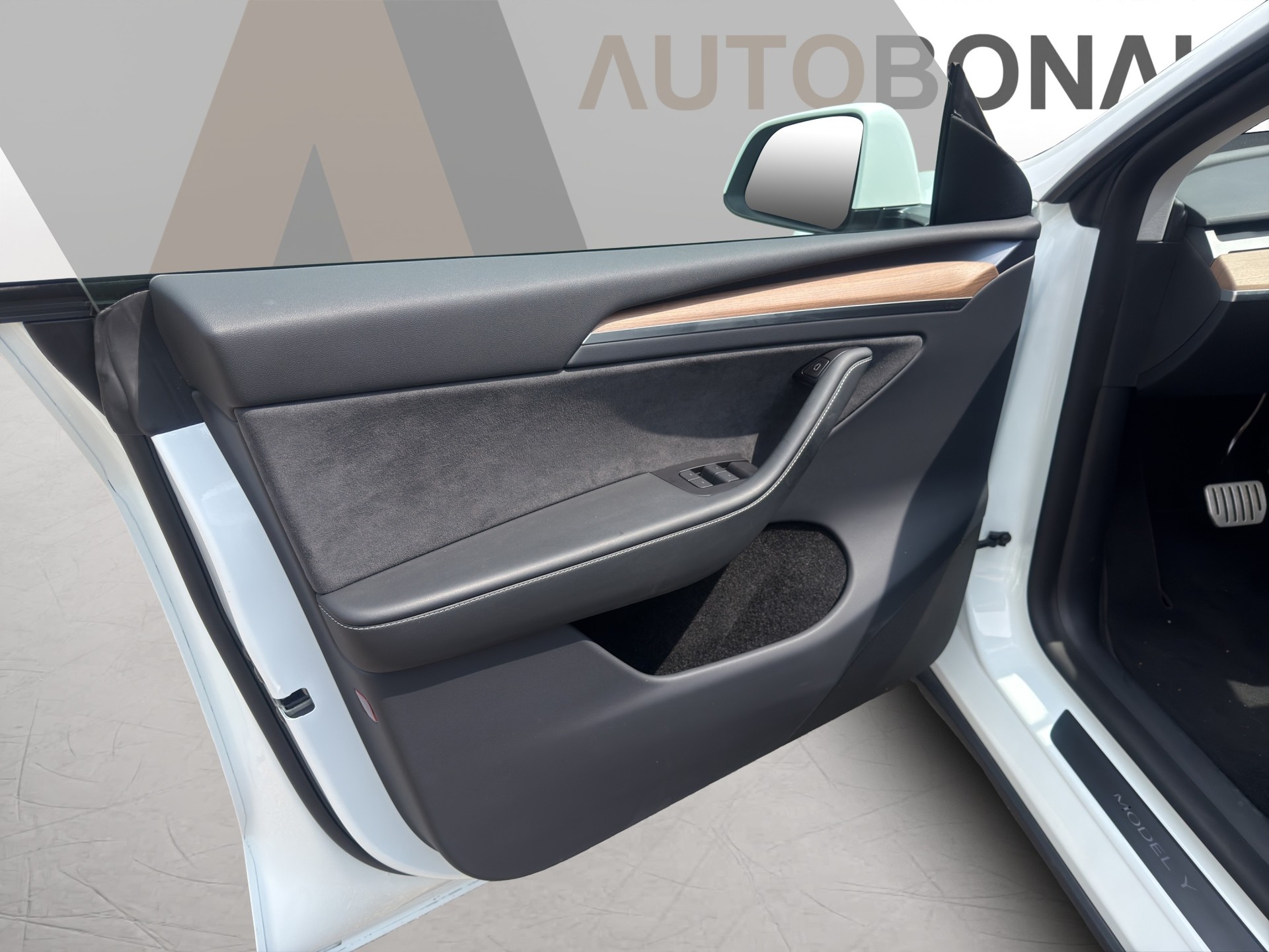 TESLA Model Y Performance D Anhängerkupplung SOC 94.2-image-11