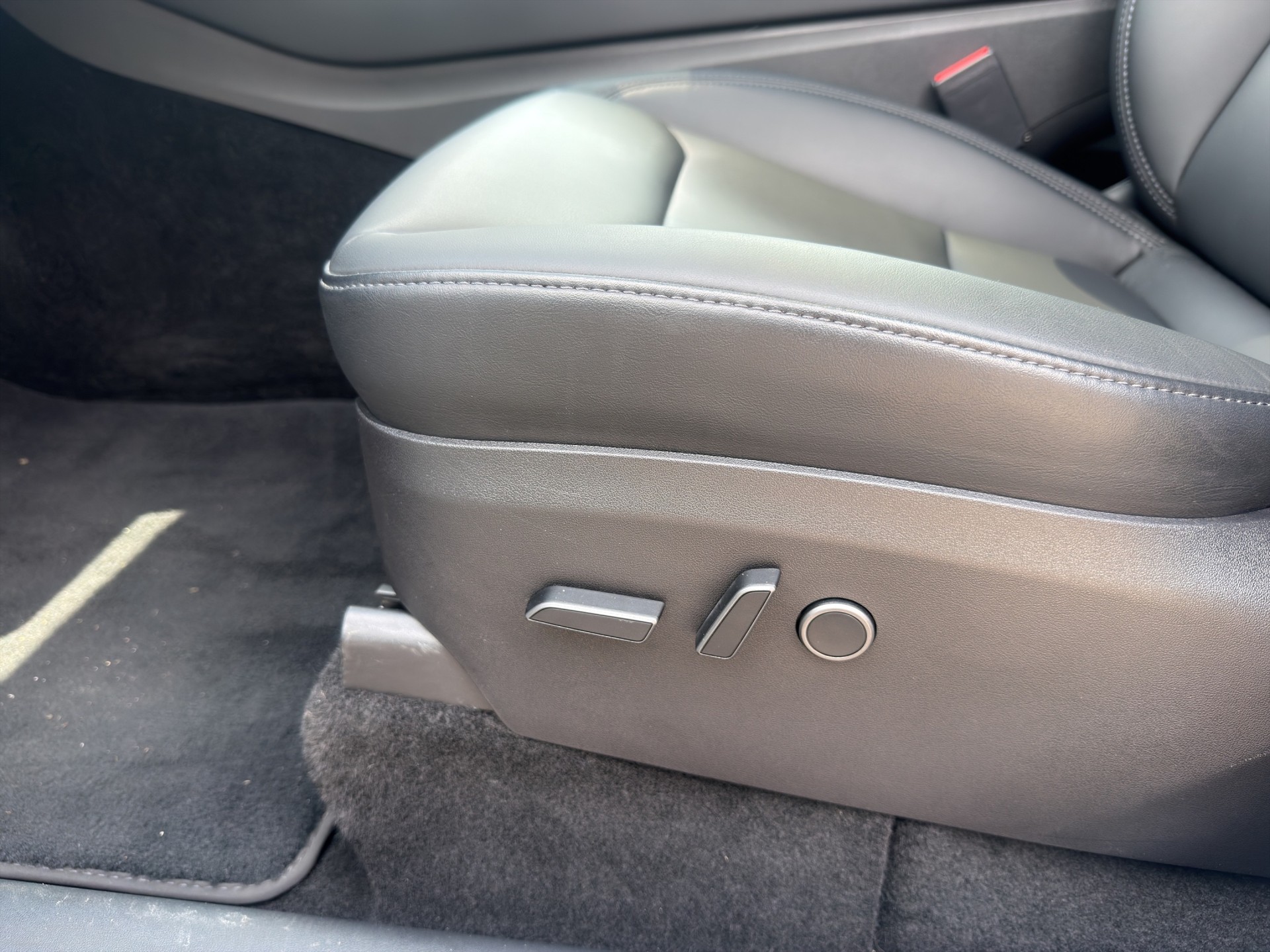 TESLA Model Y Performance D Anhängerkupplung SOC 94.2-image-53