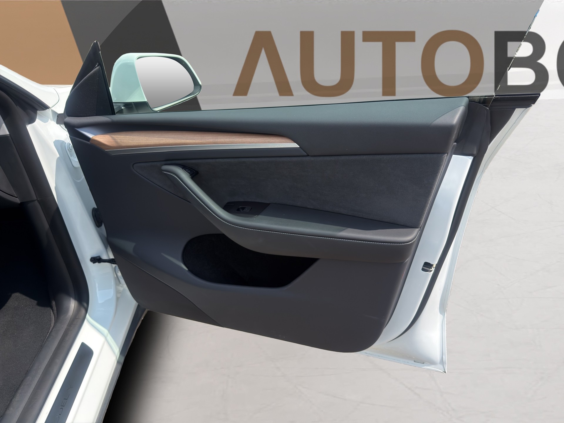 TESLA Model Y Performance D Anhängerkupplung SOC 94.2-image-15