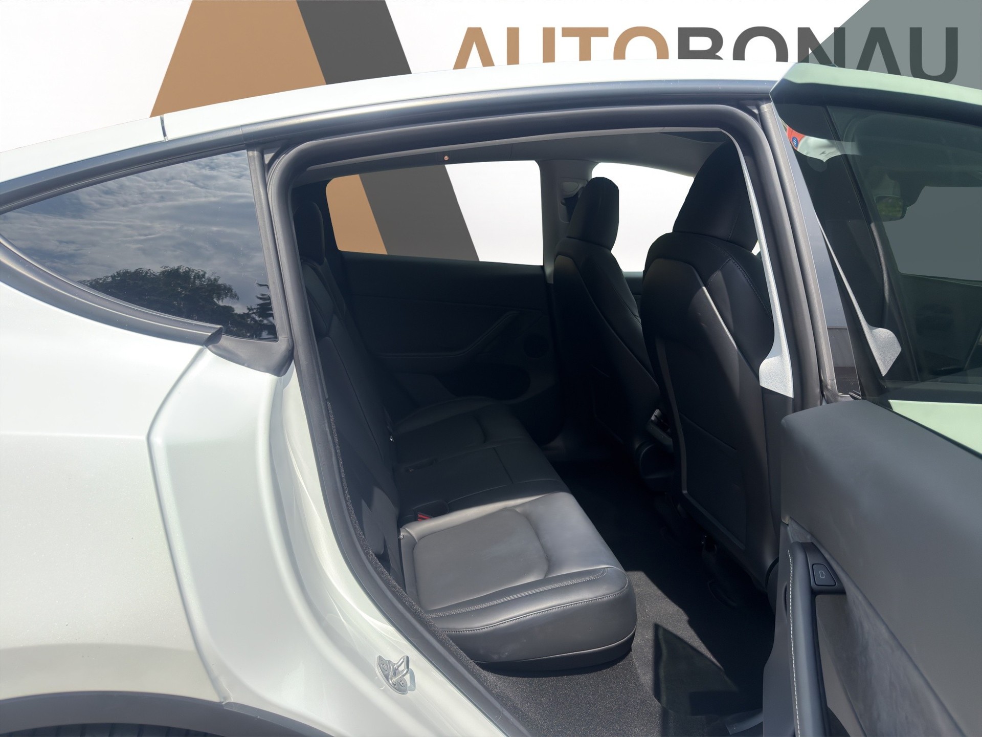 TESLA Model Y Performance D Anhängerkupplung SOC 94.2-image-16