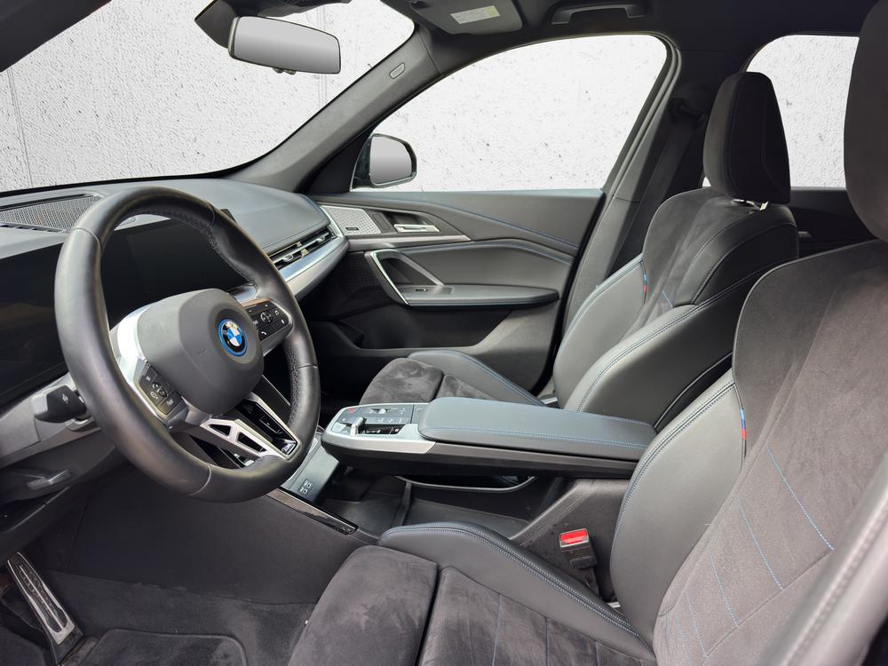 BMW iX1 xDrive 30 M Sport-image-8