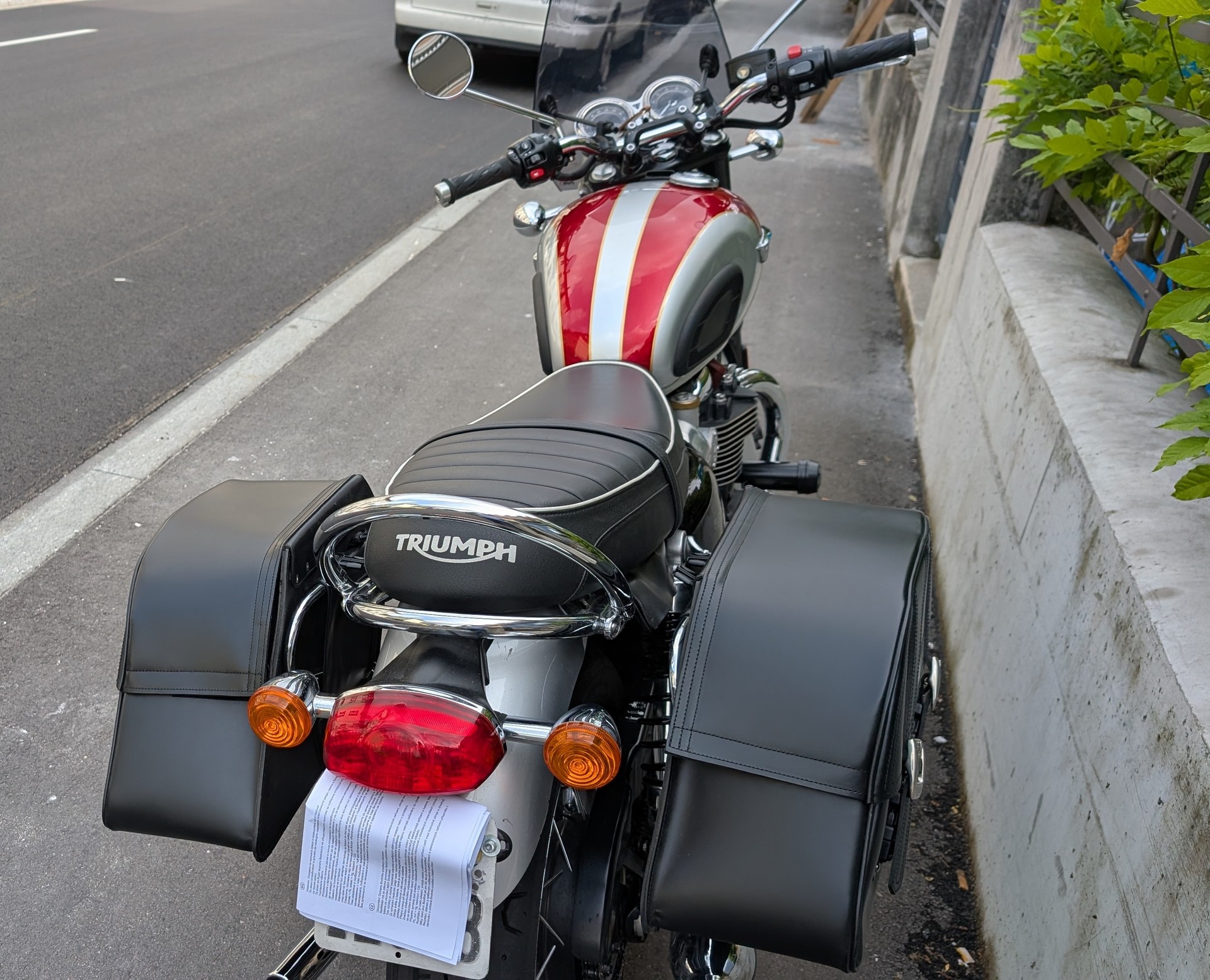 TRIUMPH Bonneville T120 ABS-image-2