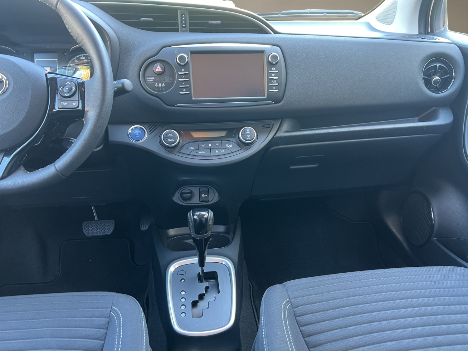 TOYOTA Yaris 1.5 VVT-i HSD Trend-image-12
