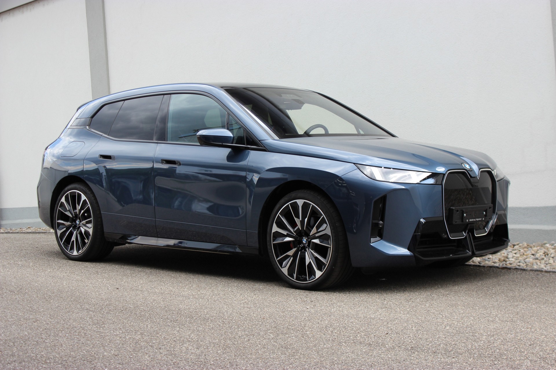 BMW iX xDrive60 M Sport Pro Arctic Race Blue *0.9%-LEASINGAKTION* OHNE Anzahlung CHF 700.-/Monat, 15'000 km/Jahr-image-4