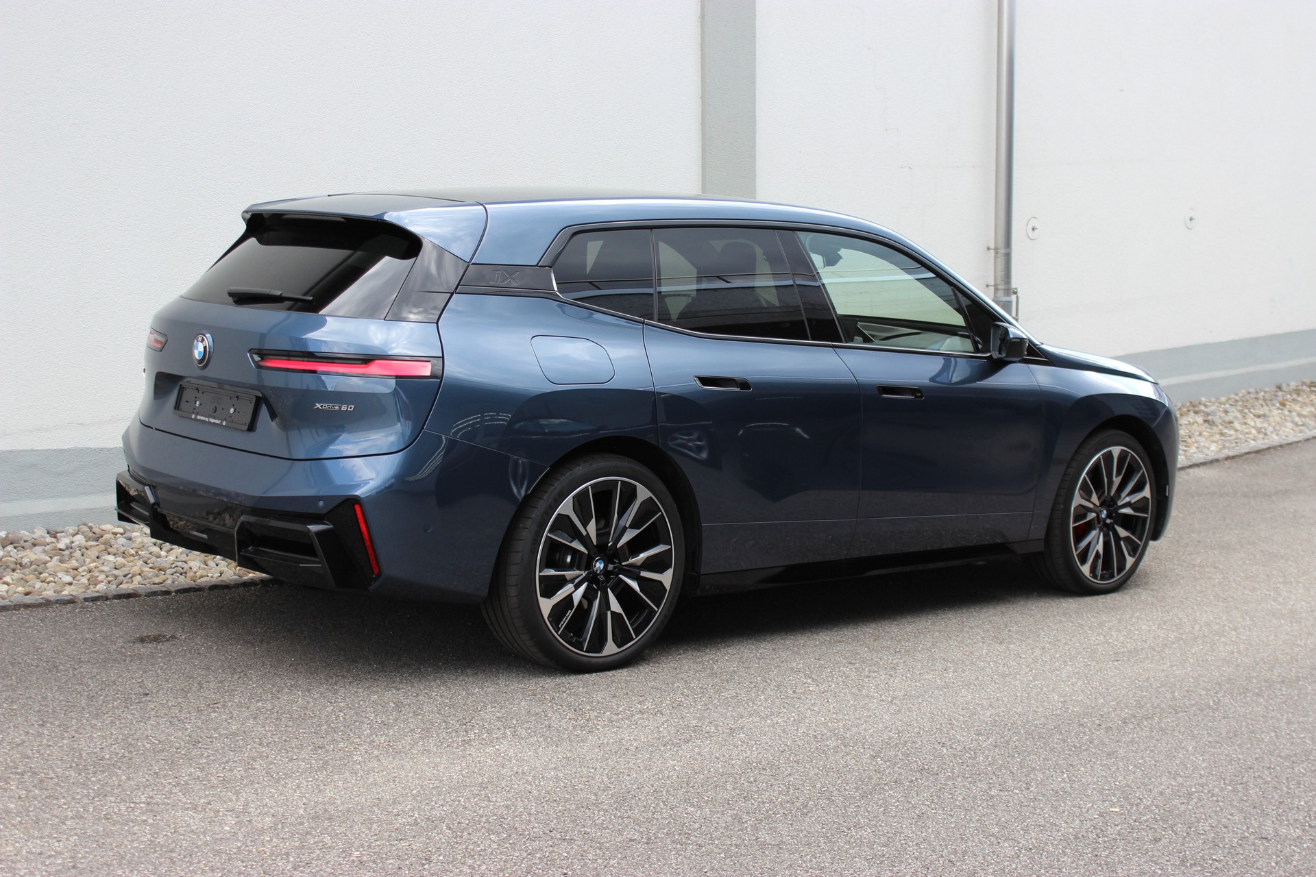 BMW iX xDrive60 M Sport Pro Arctic Race Blue *0.9%-LEASINGAKTION* OHNE Anzahlung CHF 700.-/Monat, 15'000 km/Jahr-image-5