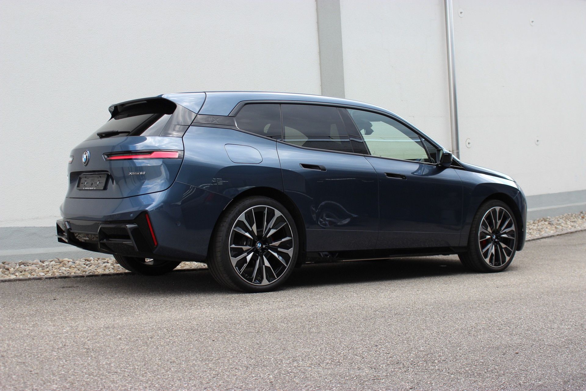 BMW iX xDrive60 M Sport Pro Arctic Race Blue *0.9%-LEASINGAKTION* OHNE Anzahlung CHF 700.-/Monat, 15'000 km/Jahr-showroom-element-2