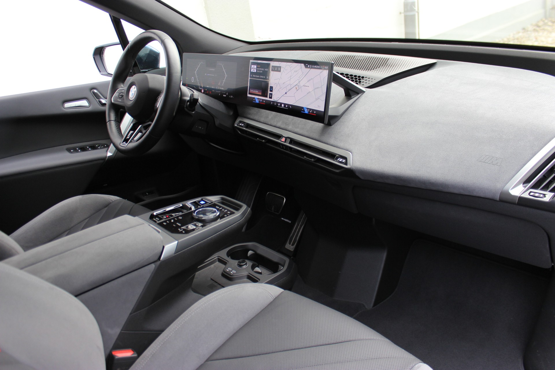 BMW iX xDrive60 M Sport Pro Arctic Race Blue *0.9%-LEASINGAKTION* OHNE Anzahlung CHF 700.-/Monat, 15'000 km/Jahr-showroom-element-1