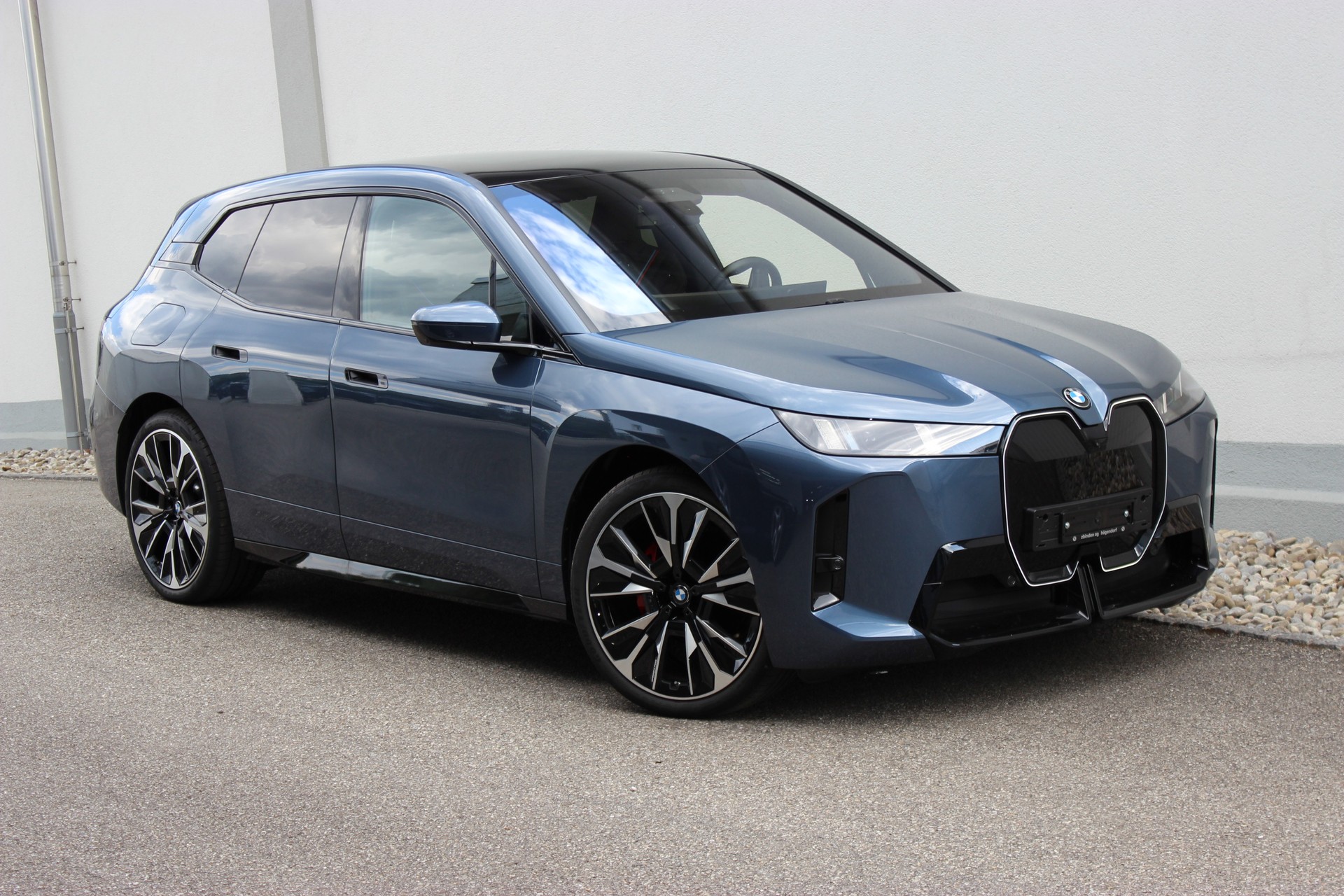 BMW iX xDrive60 M Sport Pro Arctic Race Blue *0.9%-LEASINGAKTION* OHNE Anzahlung CHF 700.-/Monat, 15'000 km/Jahr