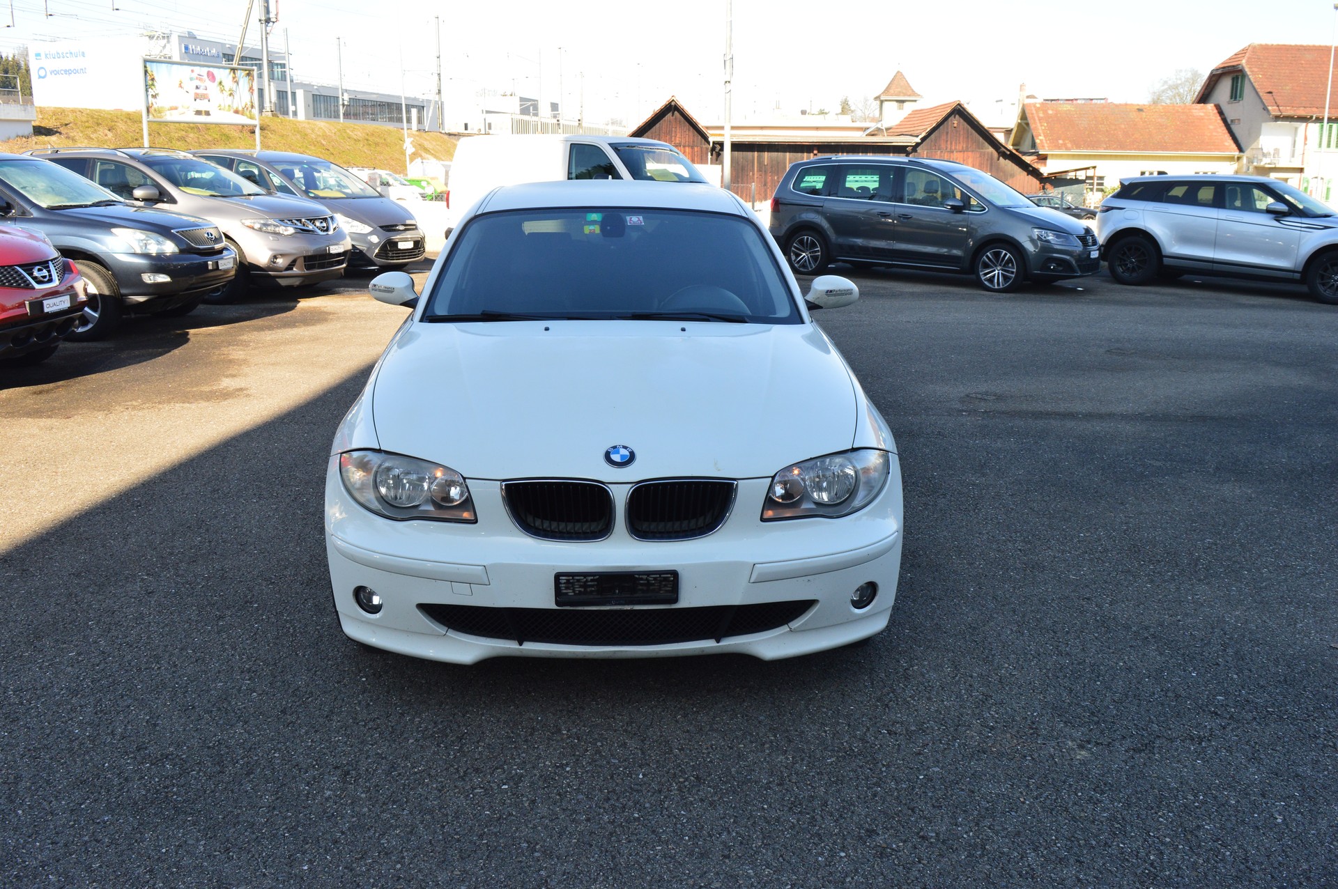 BMW 118d-showroom-element-1