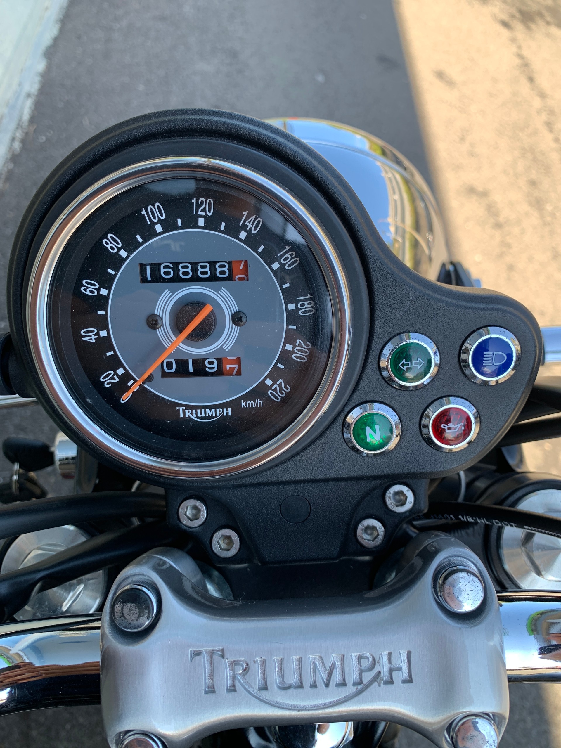 TRIUMPH Bonneville 900-image-4