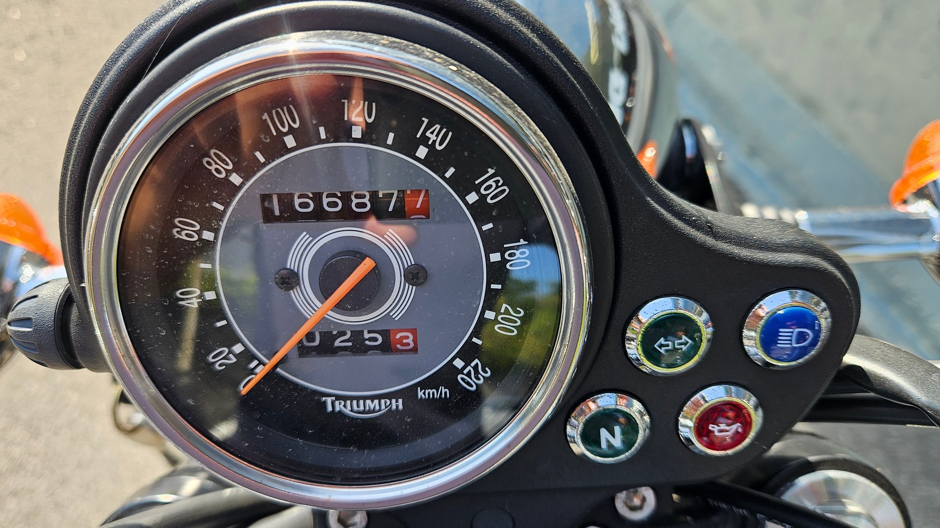 TRIUMPH Bonneville 900-image-2