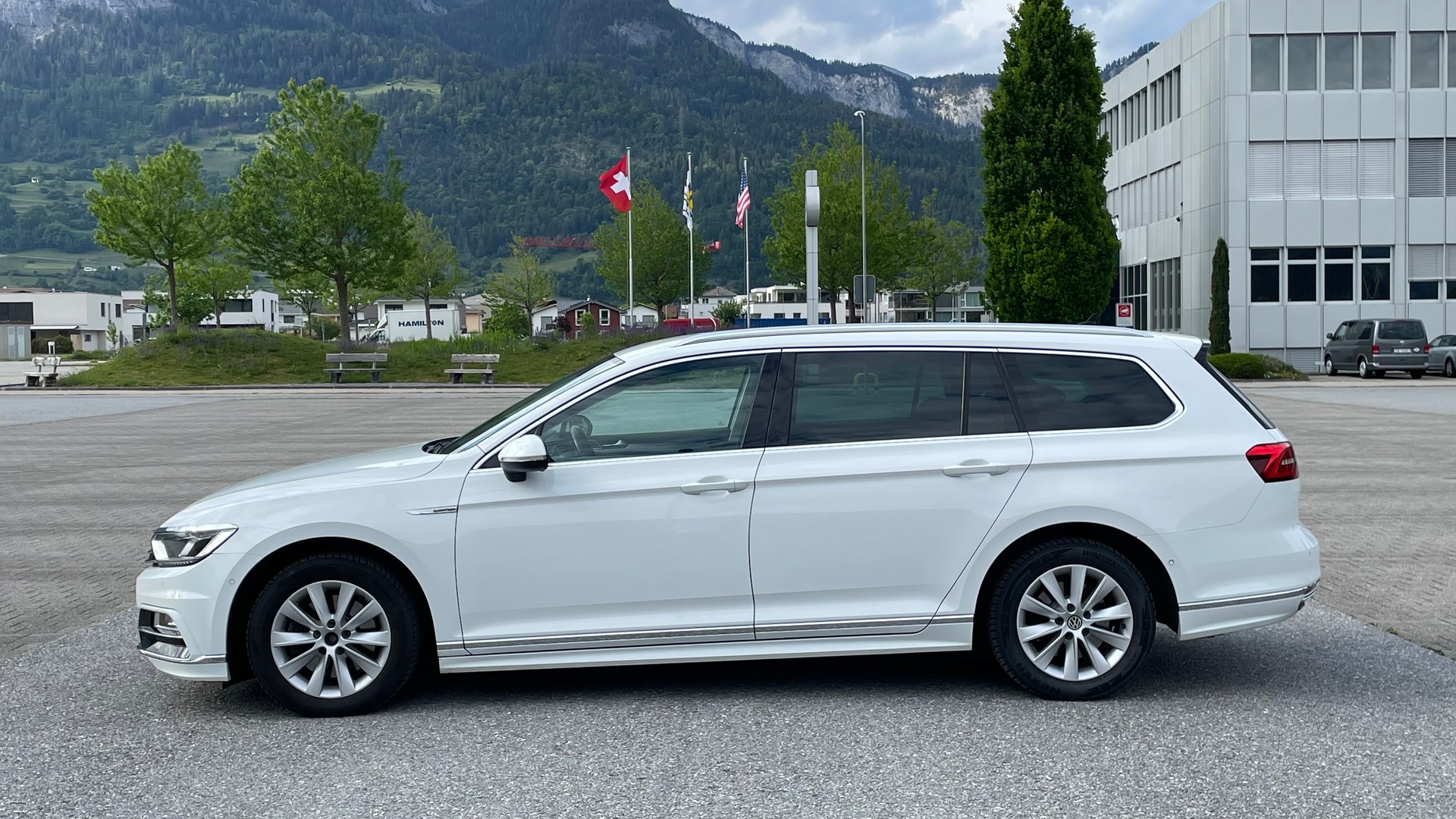 VW Passat Variant 2.0 TDI BMT Sport DSG 4Motion-image-9