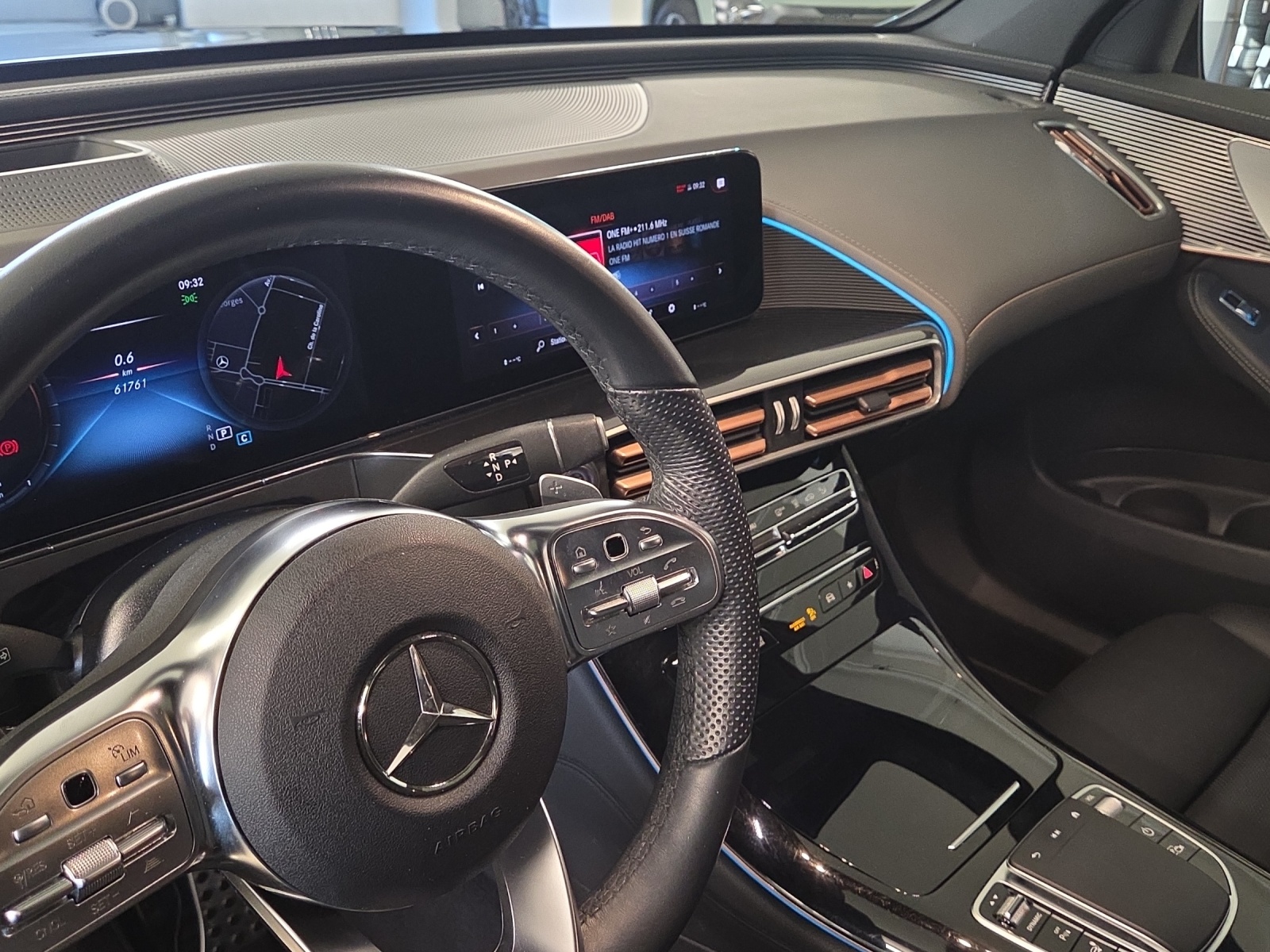 MERCEDES-BENZ EQC 400 AMG Line 4Matic-image-16