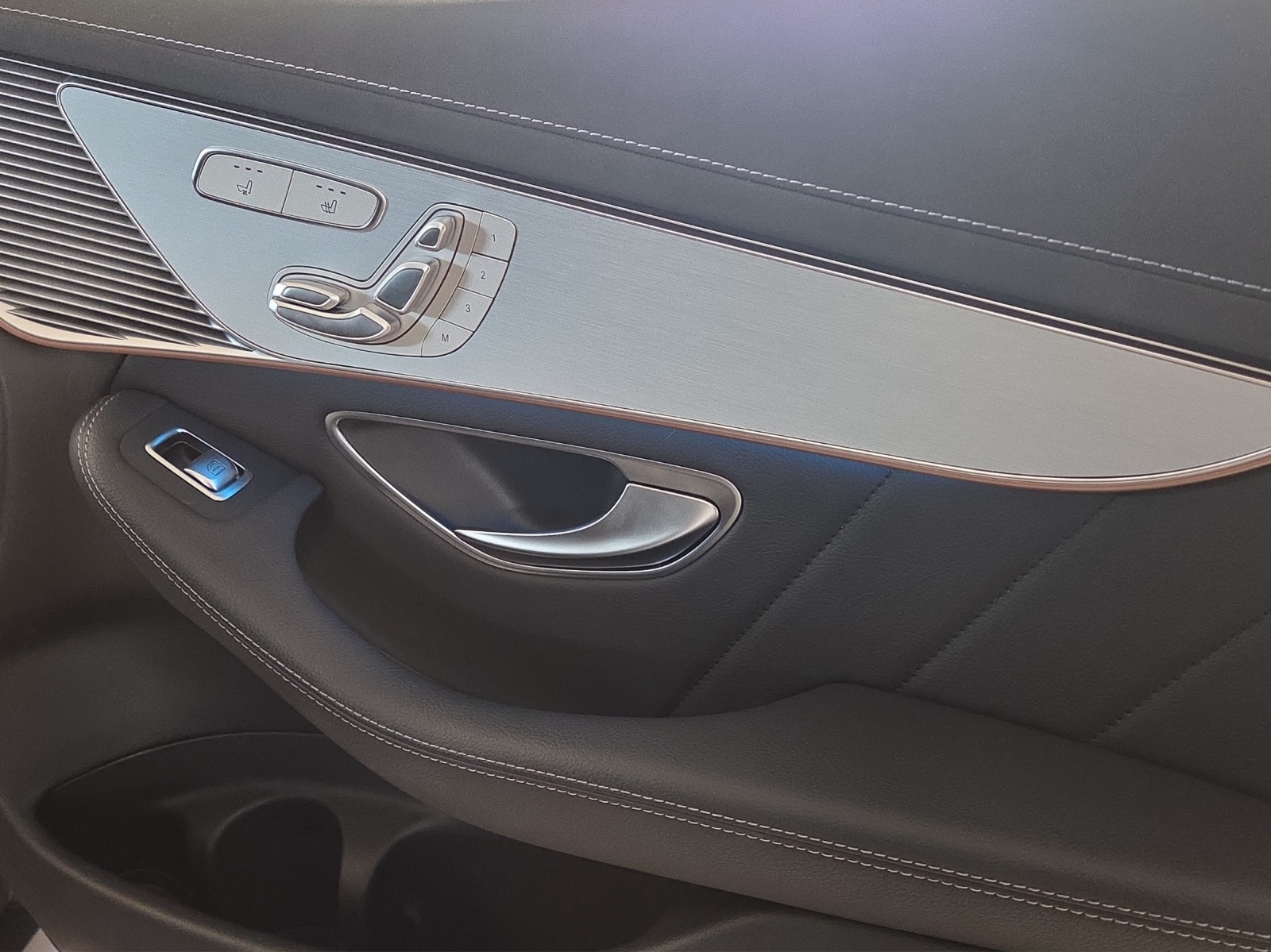 MERCEDES-BENZ EQC 400 AMG Line 4Matic-image-10